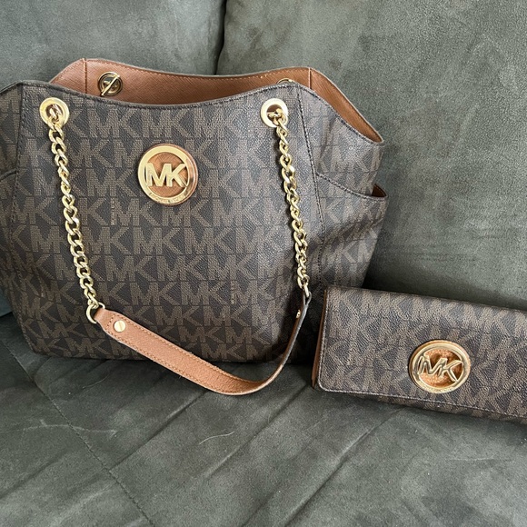 Micheal Kors handbag with wallet - Picture 1 of 5